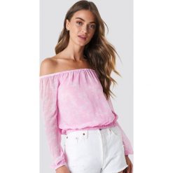 NA-KD Boho Szyfonowa bluzka z odkrytymi ramionami - Pink. Różowe bluzki damskie marki NA-KD Boho, bez wzorów, z szyfonu, boho, bez kołnierzyka, bez rękawów. W wyprzedaży za 32,38 zł.