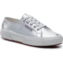 Tenisówki SUPERGA - 2750 Pumetw S00FBC0 Grey Silver 031. Szare półbuty damskie Superga, bez wzorów, z gumy, bez obcasa, na płaskiej podeszwie, bez zapięcia. W wyprzedaży za 189,00 zł.