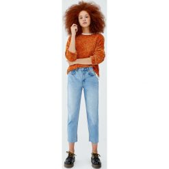 Jeansy mom fit z wysokim stanem. Szare jeansy mom damskie marki Pull&Bear, z podwyższonym stanem. Za 79,90 zł.