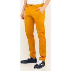 Spodnie materiałowe Tommy Jeans Scanton DM0DM06518. Pomarańczowe jeansy męskie Tommy Jeans, m, bez wzorów. W wyprzedaży za 269,00 zł.