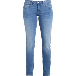 Freeman T. Porter GWENN Jeansy Slim Fit nation. Niebieskie rurki damskie Freeman T. Porter. W wyprzedaży za 377,10 zł.