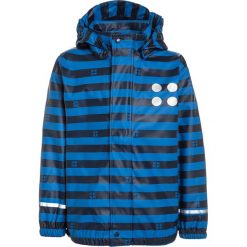 LEGO Wear JONATHAN Kurtka przeciwdeszczowa dark navy. Niebieskie kurtki sportowe męskie marki LEGO Wear, z poliesteru, outdoorowe. W wyprzedaży za 135,15 zł.