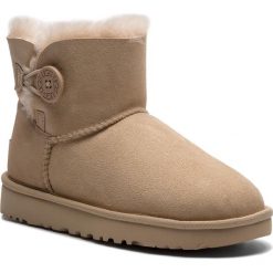 Buty UGG - W Mini Bailey Button II 1016422 W/Amb. Brązowe buty zimowe damskie marki Ugg, ze skóry, na niskim obcasie. Za 799,00 zł.