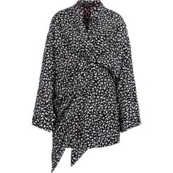 Sukienka codzienna The Kooples Graphic Leo FROB18127S. Czarne sukienki damskie The Kooples, na co dzień, s, bez wzorów, z jedwabiu, bez kołnierzyka, bez rękawów, proste. W wyprzedaży za 689,00 zł.