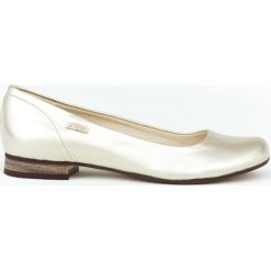 Złote baleriny na obcasie - skóra naturalna - model 008 - kolor złoty. Żółte baleriny damskie Zapato, bez wzorów, ze skóry, eleganckie, na niskim obcasie, na obcasie. W wyprzedaży za 173,40 zł.
