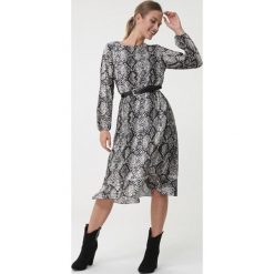 Czarno-Beżowa Sukienka Blackett. Brązowe sukienki damskie Born2be, z nadrukiem, ze skóry, eleganckie, z okrągłym kołnierzem, z długim rękawem, długie, maxi, rozkloszowane. Za 139,99 zł.