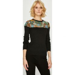 Desigual - Sweter. Czarne swetry klasyczne damskie marki Desigual, s, z haftami, z poliesteru, z okrągłym kołnierzem. W wyprzedaży za 299,90 zł.