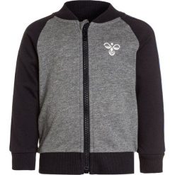 Hummel BABY KENN ZIP JACKET Bluza rozpinana dark navy. Niebieskie bluzy męskie marki Hummel, z bawełny. Za 149,00 zł.