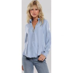 Jasnoniebieska Koszula Kori. Niebieskie koszule damskie Renee, xl, z aplikacjami, z okrągłym kołnierzem. Za 99,99 zł.