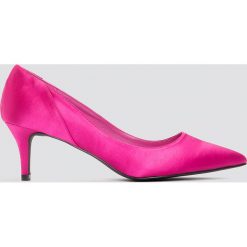 NA-KD Shoes Satynowe czółenka na średnim obcasie - Pink. Różowe buty ślubne damskie NA-KD Shoes, z satyny, na średnim obcasie, na obcasie. W wyprzedaży za 48,59 zł.
