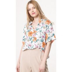 Biała Bluzka Accolades. Białe bluzki damskie Born2be, xl, w kwiaty, ze stójką, z krótkim rękawem. Za 49,99 zł.
