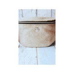 Latte nerka. Brązowe nerki damskie Sabi tatka, w paski, ze skóry, zdobione, z breloczkiem. Za 129,00 zł.