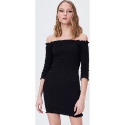 Dopasowana sukienka mini cold shoulder - Czarny. Czarne sukienki damskie Sinsay, s, bez wzorów, bez kołnierzyka, bez rękawów, mini, dopasowane. Za 49,99 zł.