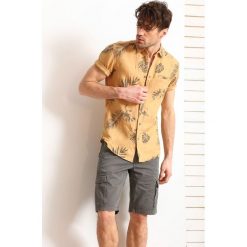 KOSZULA KRÓTKI RĘKAW MĘSKA SLIM FIT. Żółte koszule męskie Top Secret, na lato, m, bez wzorów, ze lnu, bez kołnierzyka, z krótkim rękawem. W wyprzedaży za 39,99 zł.
