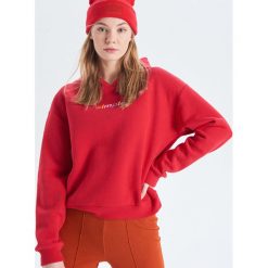 Bluza z napisem - Czerwony. Czerwone bluzy damskie Cropp, s, z napisami, bez rękawów, bez kaptura. Za 79,99 zł.