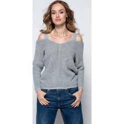 Szary Lekki Nietoperzowy Sweter ze Zmysłowym Dekoltem. Szare piżamy damskie marki Molly.pl, na lato, uniwersalny, bez wzorów, z jeansu, z krótkim rękawem. Za 129,90 zł.