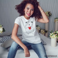 Miś serduszko dopasowana koszulka tshirt damski. Białe koszulki damskie Pakamera, s, z nadrukiem, z bawełny, bez kołnierzyka. Za 85,00 zł.
