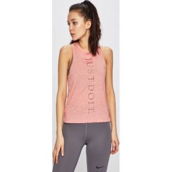 Nike - Top. Różowe topy damskie Nike, s, z nadrukiem, z bawełny, z okrągłym kołnierzem. W wyprzedaży za 139,90 zł.
