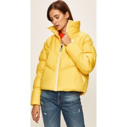 Nike Sportswear - Kurtka puchowa. Żółte kurtki damskie Nike Sportswear, s, bez wzorów, z poliesteru, krótkie. W wyprzedaży za 729,90 zł.