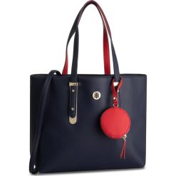 Torebka TOMMY HILFIGER - Modern Hardware Med Tote AW0AW06918 413. Niebieskie torebki klasyczne damskie TOMMY HILFIGER, bez wzorów, ze skóry ekologicznej, klasyczne, bez dodatków. Za 749,00 zł.