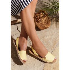 Żółte Espadryle Yen. Żółte espadryle damskie Renee, bez wzorów, bez obcasa, na płaskiej podeszwie. Za 59,99 zł.
