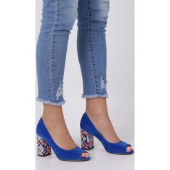 Chabrowe czółenka peep toe na szerokim ozdobnym słupku Casu 074. Niebieskie czółenka damskie Casu, bez wzorów, z otwartym noskiem, bez obcasa, na słupku. Za 119,99 zł.