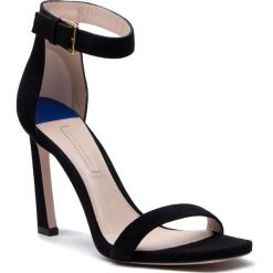 Sandały STUART WEITZMAN - 100Squarenudist YL53449 Black Suede. Czarne klapki damskie marki Stuart Weitzman, bez wzorów, ze skóry, bez obcasa, na obcasie. W wyprzedaży za 909,00 zł.