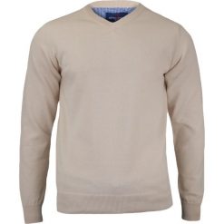 Jasny Beżowy Sweter Męski w Serek - 100% BAWEŁNA - Adriano Guinari SWADGAW16BEZ. Brązowe swetry męskie Adriano Guinari, m, bez wzorów, z bawełny, klasyczne, z dekoltem w serek, bez kaptura. Za 99,00 zł.