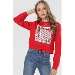Czerwona Bluza Thelnassa. Czerwone bluzy damskie Born2be, s, bez wzorów, bez rękawów, z kapturem. W wyprzedaży za 59,99 zł.