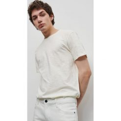 T-shirt basic - Kremowy. Białe t-shirty męskie Reserved, s, bez wzorów, bez kołnierzyka. W wyprzedaży za 19,99 zł.