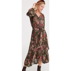 Sukienka midi we wzory - Khaki. Brązowe sukienki damskie Reserved, bez wzorów, bez kołnierzyka, bez rękawów, midi. Za 199,99 zł.