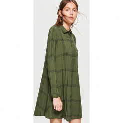 Koszulowa sukienka oversize - Khaki. Brązowe sukienki damskie Cropp, s, bez wzorów, z koszulowym kołnierzykiem, bez rękawów, koszulowe. Za 69,99 zł.