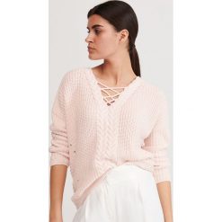 Sweter z ozdobym splotem - Różowy. Różowe swetry damskie Reserved, s, z aplikacjami, ze splotem, bez rękawów, bez kaptura. W wyprzedaży za 39,99 zł.
