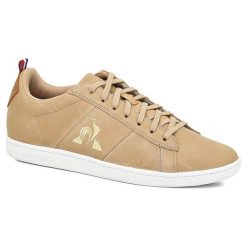 LE COQ SPORTIF COURTCLASSIC PRINTEMPS > 2010191. Trampki męskie le coq sportif, z aplikacjami, ze skóry, eleganckie, bez zapięcia. Za 329,99 zł.