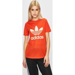 Adidas Originals - Top. Pomarańczowe topy damskie adidas Originals, z nadrukiem, z poliesteru, z okrągłym kołnierzem. W wyprzedaży za 99,90 zł.