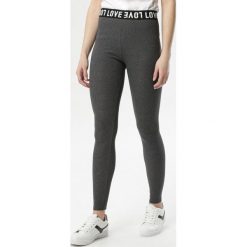 Ciemnoszare Legginsy Phithilei. Szare legginsy sportowe damskie Born2be, s, z nadrukiem, z dzianiny, trekkingowe. Za 39,99 zł.