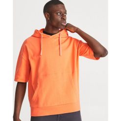 Bluza z krótkim rekawem - Pomarańczo. Pomarańczowe bluzy męskie Reserved, s, bez wzorów, bez kołnierzyka, z krótkim rękawem, krótkie, bez kaptura. Za 79,99 zł.