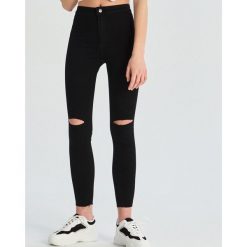 Jeansy skinny z dziurami - Czarny. Czarne jeansy damskie Sinsay. Za 49,99 zł.