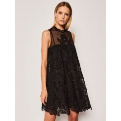 Sukienka koktajlowa Red Valentino TR3VA11L. Czarne sukienki damskie Red Valentino, l, bez wzorów, z jedwabiu, wizytowe, bez kołnierzyka, bez rękawów. Za 3849,00 zł.