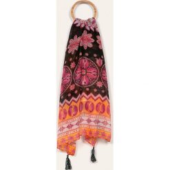 Desigual - Szal. Czarne szaliki damskie Desigual, bez wzorów, z poliesteru. Za 149,90 zł.