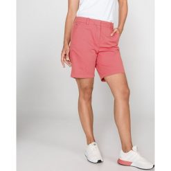 Lacoste Szorty Czerwony. Czerwone szorty damskie Lacoste, bez wzorów, z elastanu. Za 438,95 zł.
