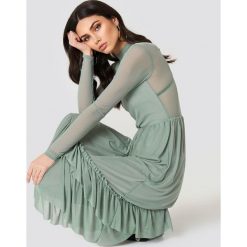 NA-KD Boho Siateczkowa sukienka z falbanką - Green. Zielone sukienki damskie marki NA-KD Boho, bez wzorów, boho, ze stójką, z długim rękawem, długie. Za 242,95 zł.