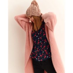 Czapka. Różowe czapki damskie na zimę, z dzianiny. W wyprzedaży za 24,99 zł.