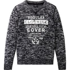 Sweter chłopięcy dzianinowy bonprix czarno-biały melanż. Czarne swetry chłopięce bonprix, z nadrukiem, z dzianiny, bez kołnierzyka. Za 54,99 zł.