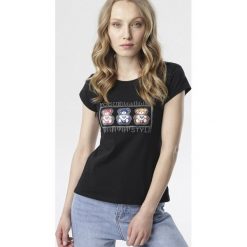 Czarny T-shirt Sereinia. Czarne bluzki damskie Born2be, s, bez wzorów, bez kołnierzyka, bez rękawów. W wyprzedaży za 39,99 zł.