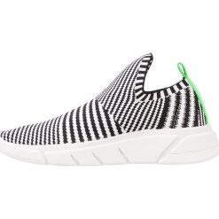 KENDALL + KYLIE CALEB Półbuty wsuwane black/white. Białe półbuty damskie wsuwane marki KENDALL + KYLIE, z materiału. W wyprzedaży za 516,75 zł.