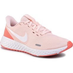 Buty NIKE - Revolution 5 BQ3207 602 Washed Coral/Summit White. Różowe buty sportowe damskie Nike, bez wzorów, z tworzywa sztucznego, sportowe, do biegania, nike revolution. Za 229,00 zł.