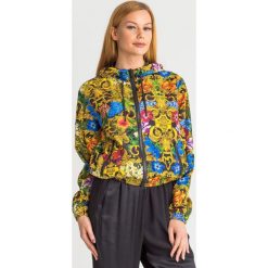 KURTKA Versace Jeans Couture. Kurtki damskie Versace Jeans Couture, bez wzorów, z jeansu, bez kaptura. W wyprzedaży za 1320,38 zł.