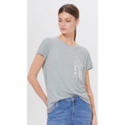 Koszulka z imitacji zamszu - Zielony. Zielone koszulki damskie Mohito, s. Za 59,99 zł.