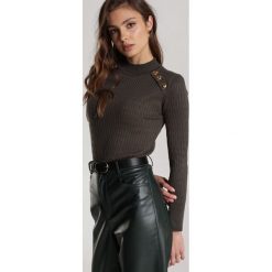 Ciemnozielony Sweter Amali. Zielone swetry damskie Renee, s, bez wzorów, casualowe, bez rękawów, bez kaptura. Za 109,99 zł.